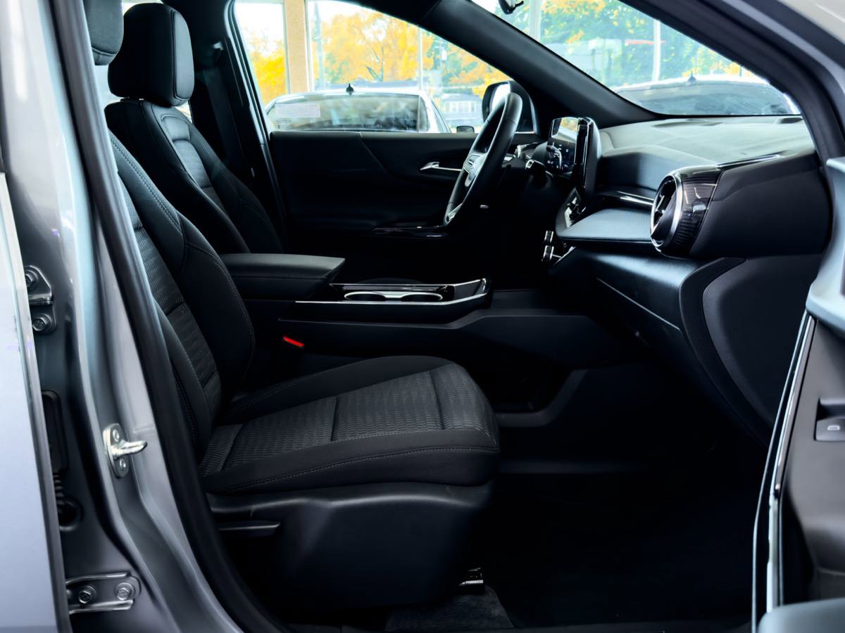 Used 2025 Chevrolet Equinox LT image 36