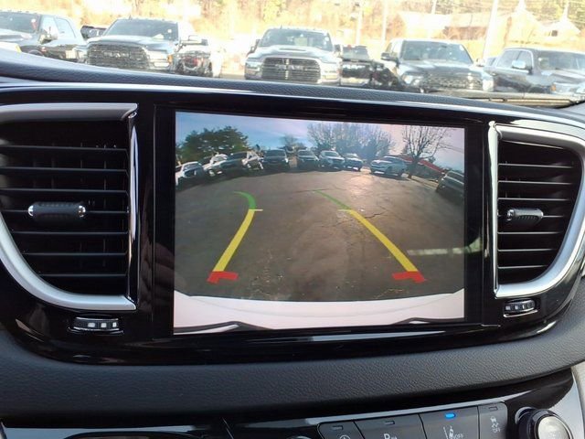 Used 2024 Chrysler Pacifica Touring-L image 17