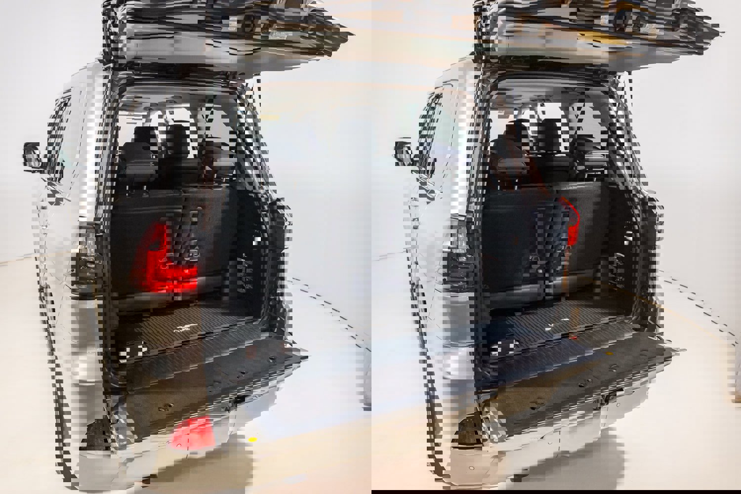 Used 2020 Lexus LX 570 4WD w/ Luxury Package image 37