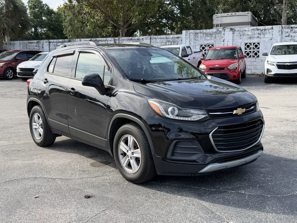 Used 2022 Chevrolet Trax LT w/ LT Convenience Package FWD image 2