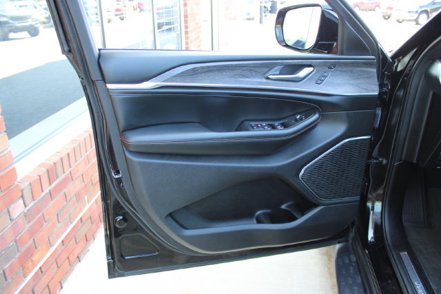 Used 2025 Jeep Grand Cherokee L Overland w/ Luxury Tech Group IV AWD/4WD image 10