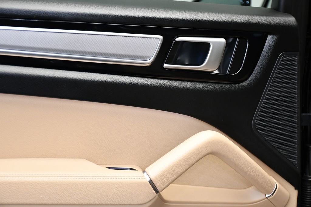 Used 2022 Porsche Cayenne Platinum Edition image 41