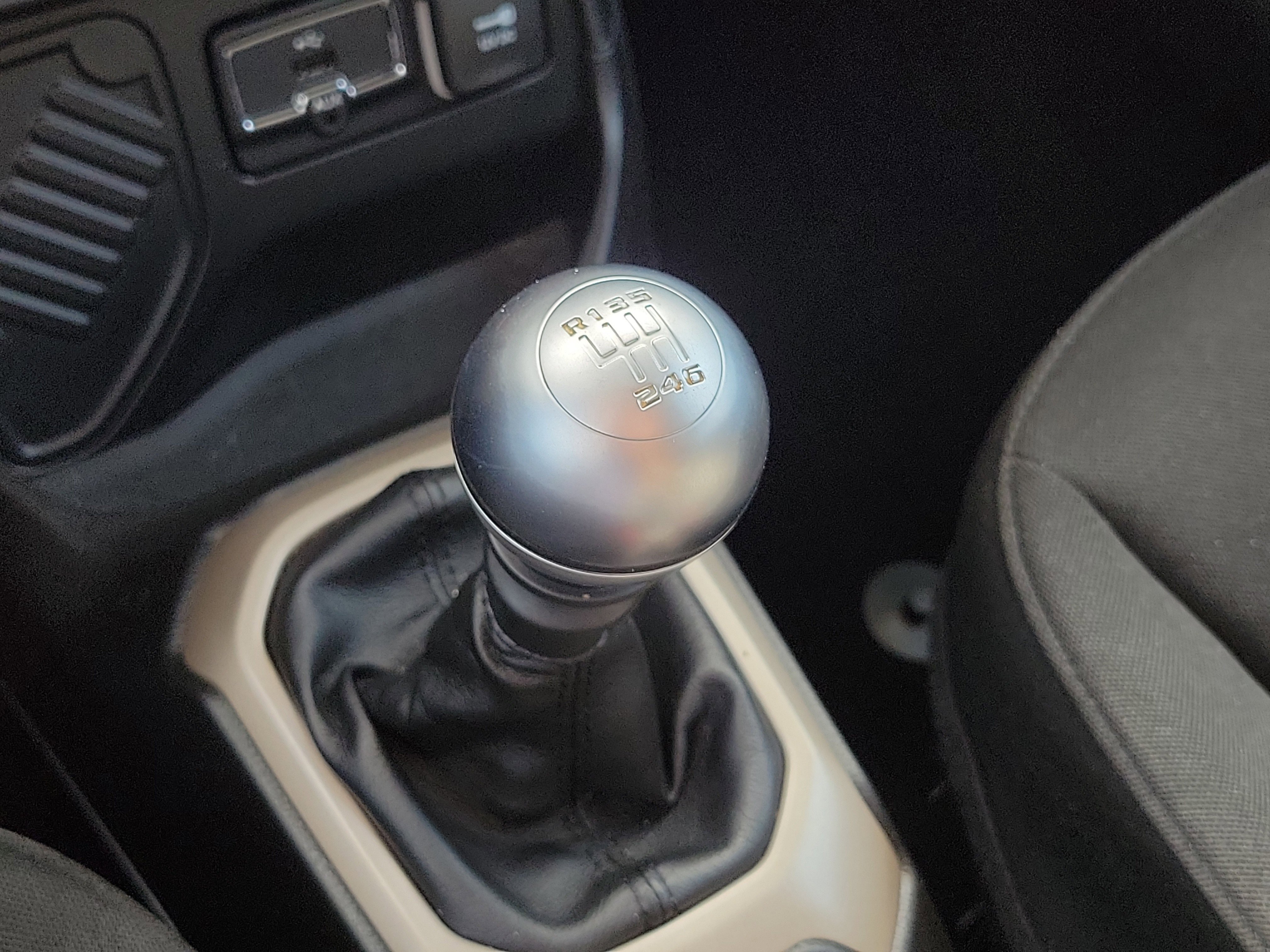 Used 2015 Jeep Renegade Latitude w/ Cold Weather Group II image 34