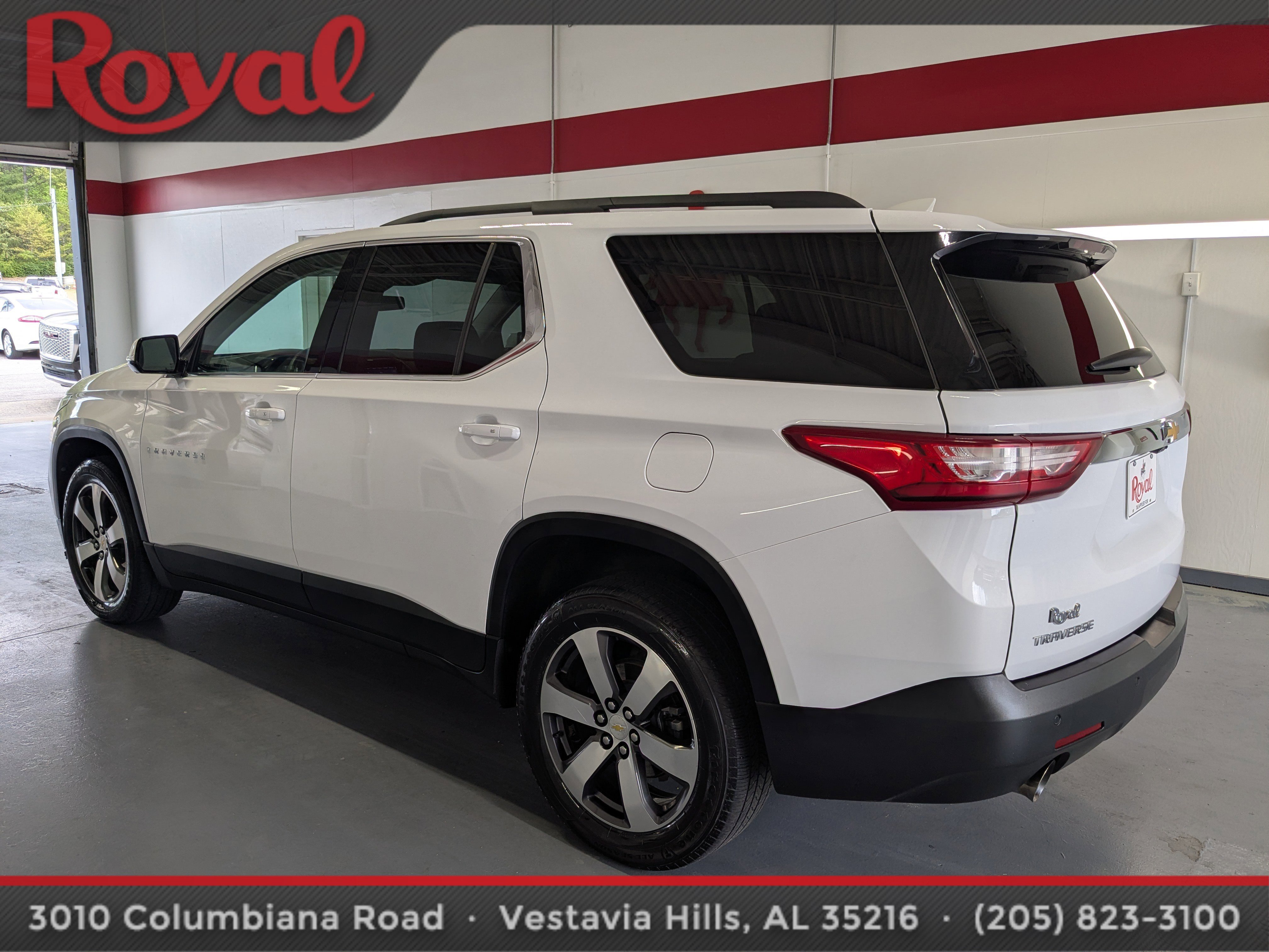 Used 2020 Chevrolet Traverse LT w/ LT Premium Package image 2