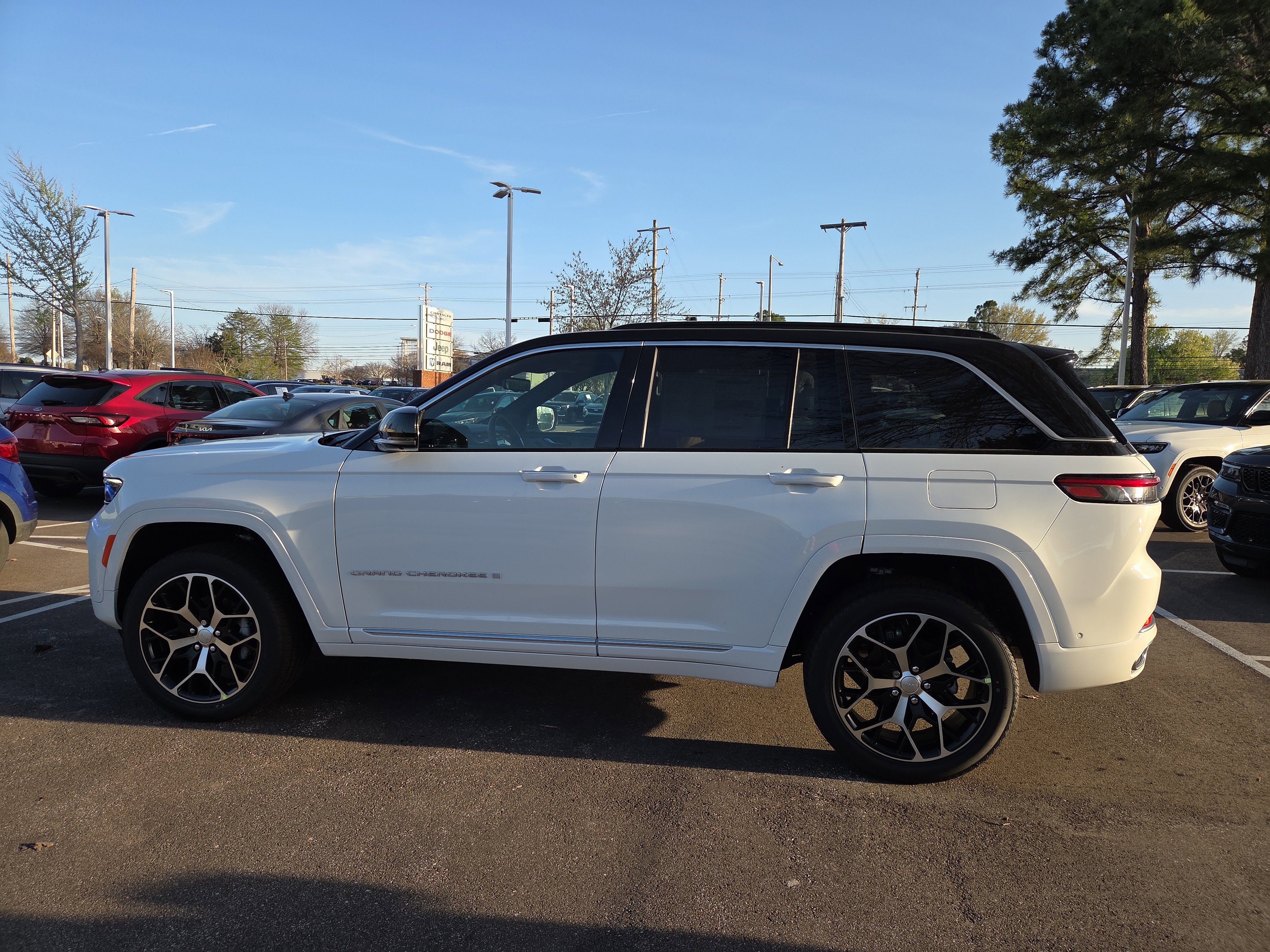 New 2025 Jeep Grand Cherokee Summit image 3