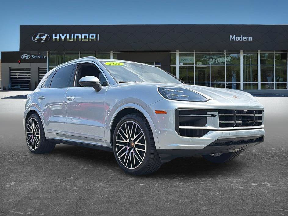 Used 2025 Porsche Cayenne AWD/4WD image 3