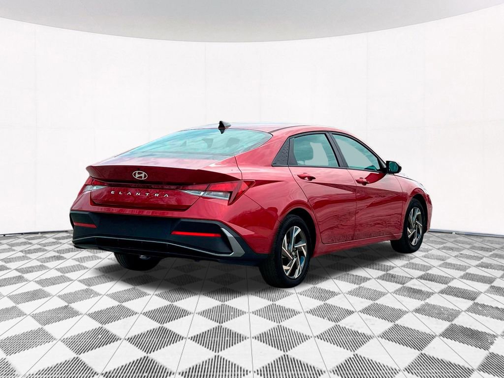 Used 2024 Hyundai Elantra SEL w/ Convenience Package FWD image 10