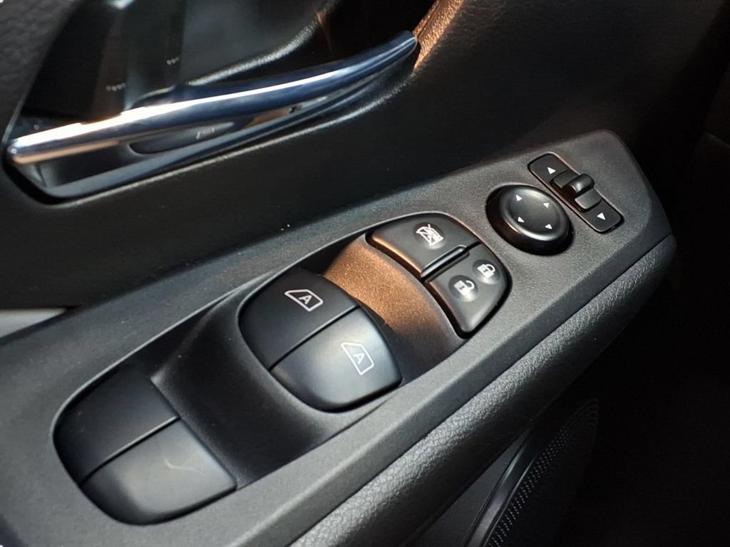 Used 2021 Nissan Kicks SR w/ SR Premium Package FWD image 18