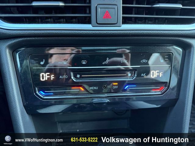 Certified 2025 Volkswagen Taos SE w/ Panoramic Sunroof Package image 30