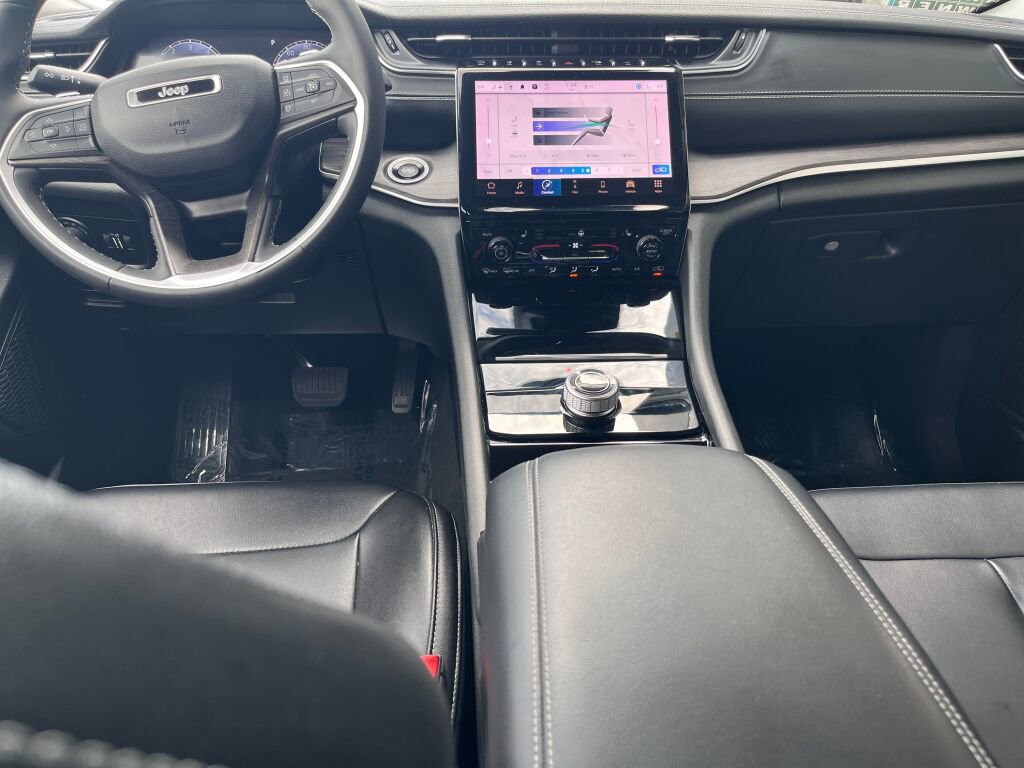 Used 2023 Jeep Grand Cherokee Limited image 25