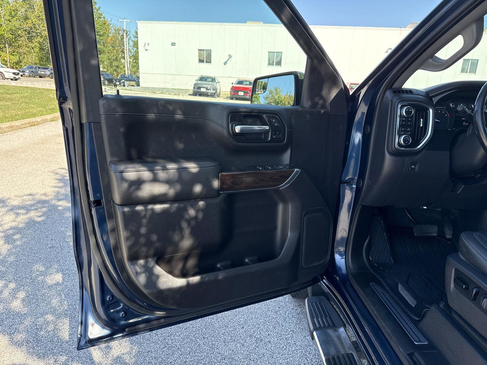 Used 2021 GMC Sierra 1500 SLT w/ SLT Premium Package image 11