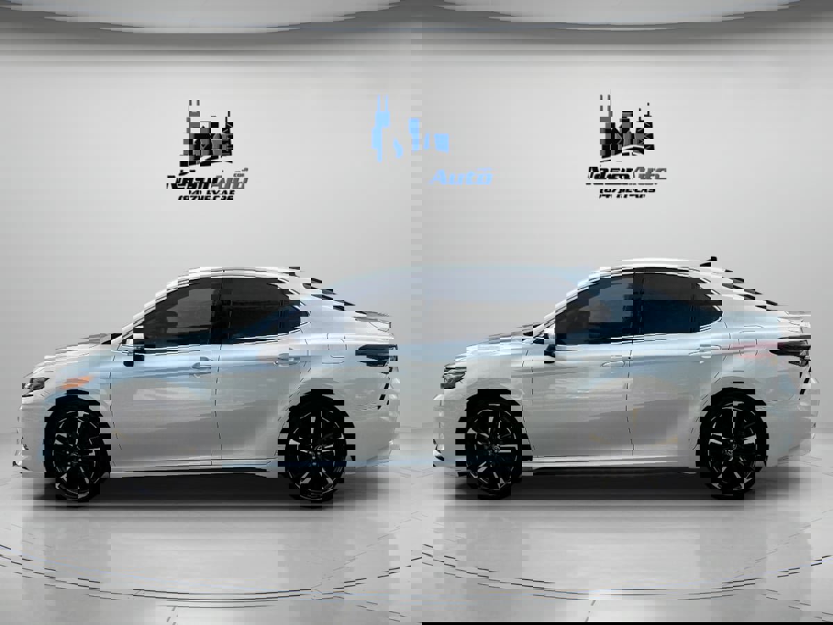 Used 2020 Toyota Camry XSE image 2