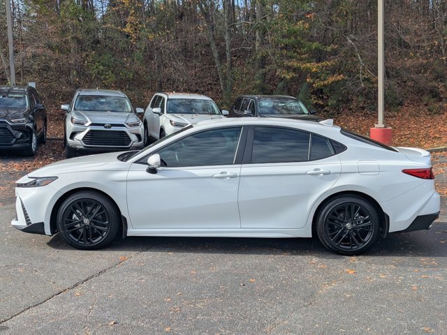 Used 2025 Toyota Camry SE image 4