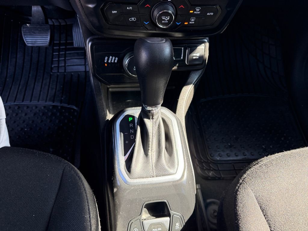 Certified 2021 Jeep Renegade Latitude w/ Sun & Sound Group AWD/4WD image 9