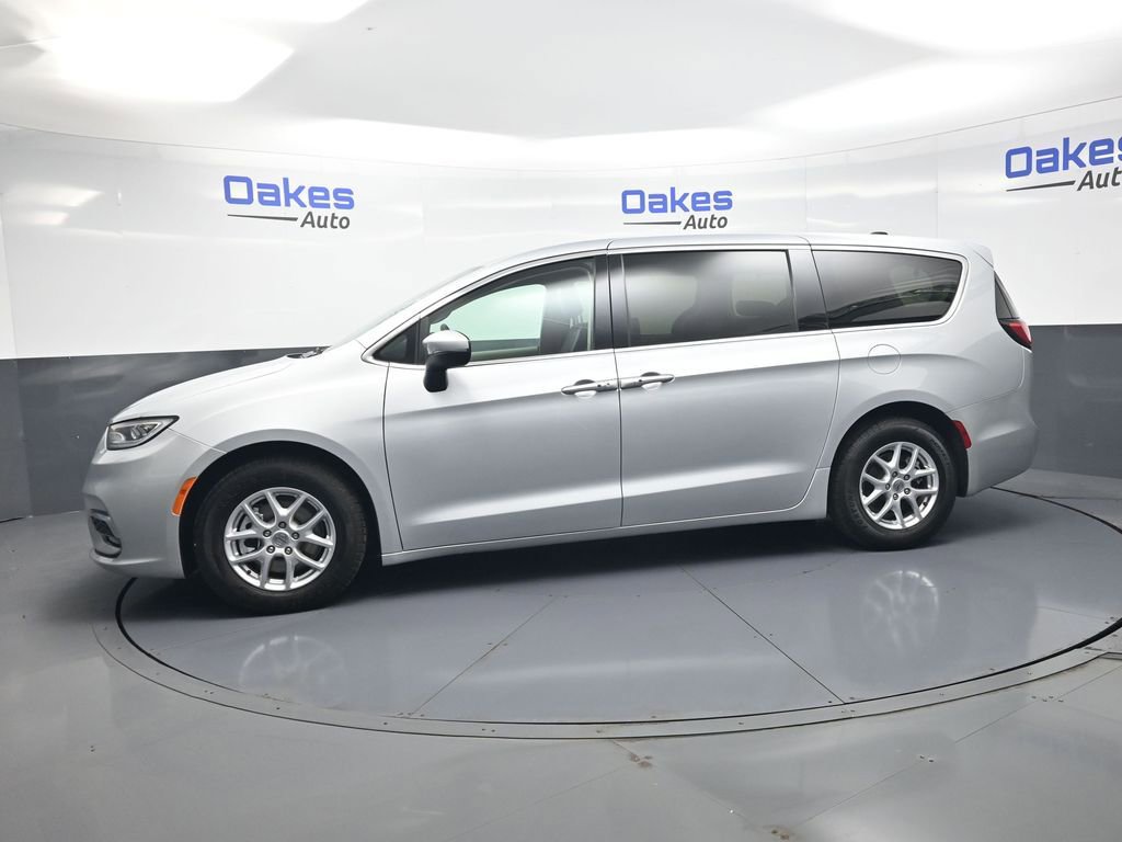 Used 2023 Chrysler Pacifica Touring-L FWD image 5