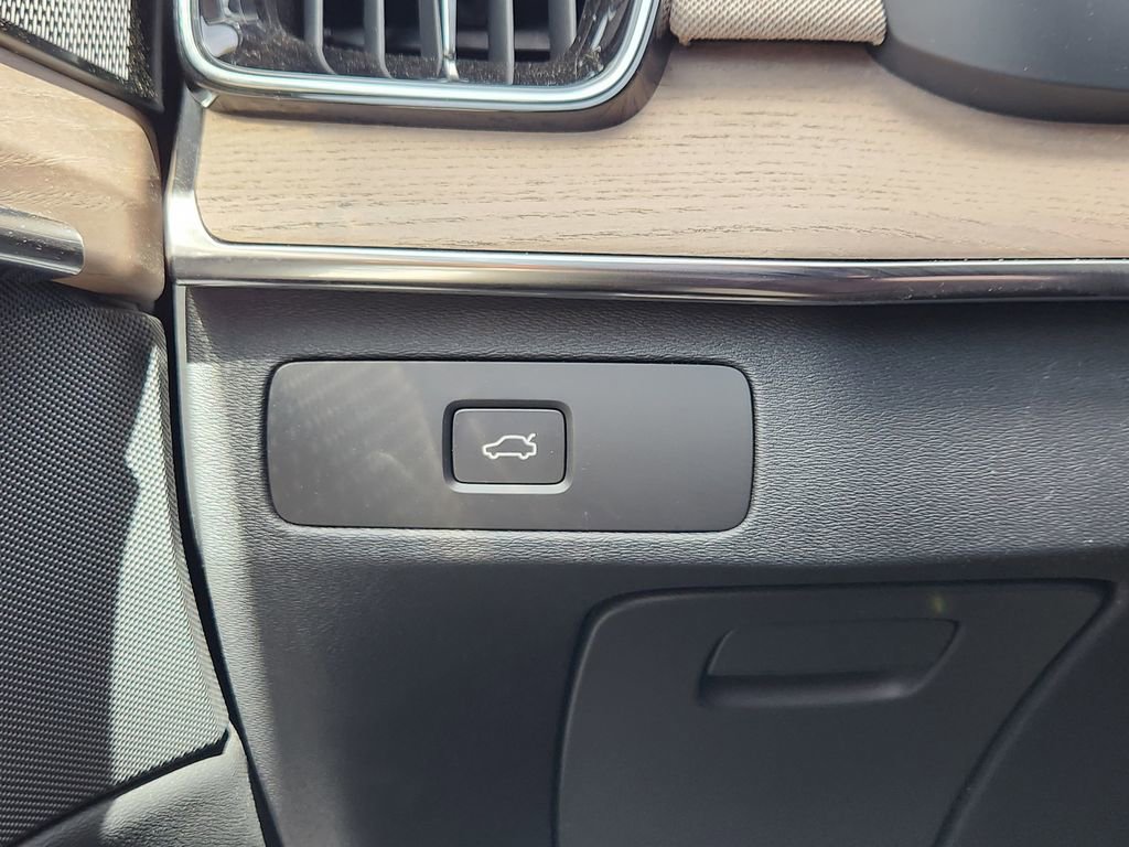 New 2026 Volvo XC90 B6 Plus w/ Protection Package Premier AWD/4WD image 12