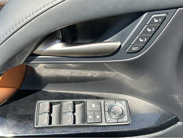 Used 2021 Lexus LX 570 4WD w/ Luxury Package image 37