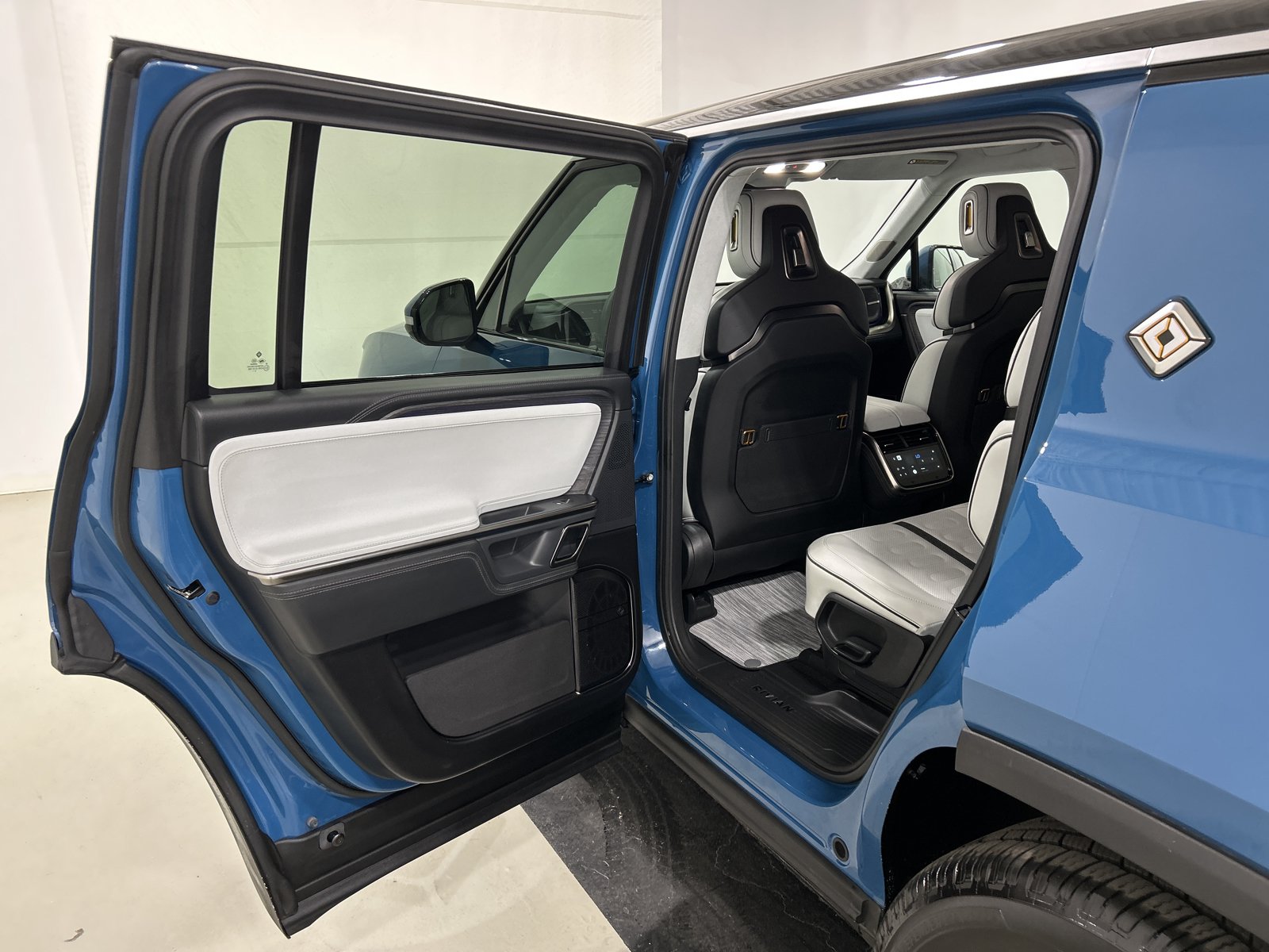 Used 2024 Rivian R1S Adventure AWD/4WD image 17