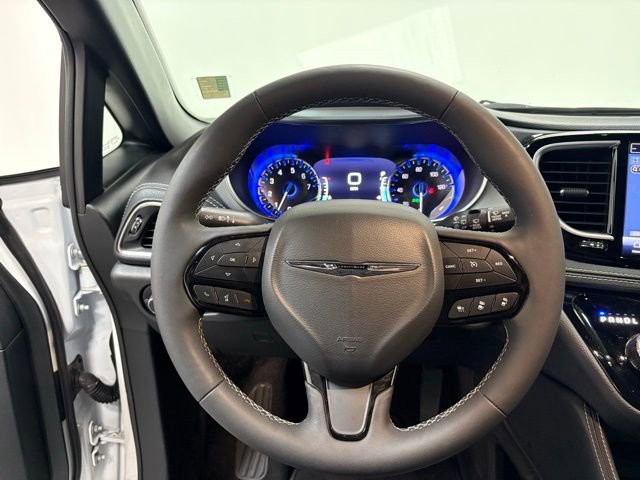Certified 2025 Chrysler Pacifica Limited image 17