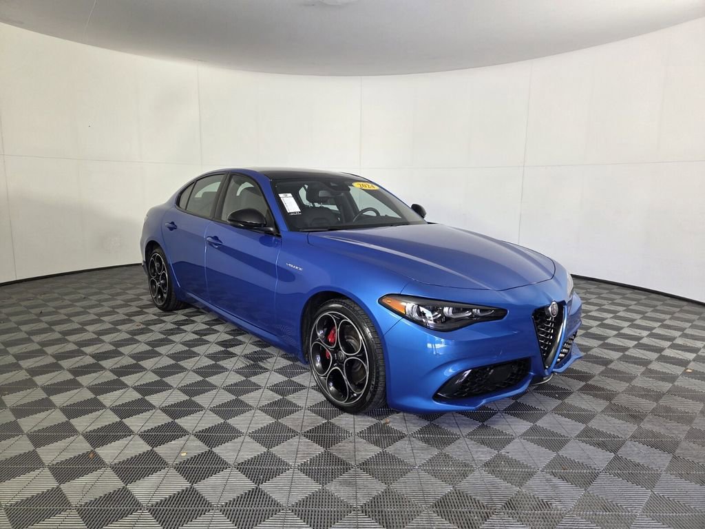 Used 2024 Alfa Romeo Giulia Veloce AWD/4WD image 2