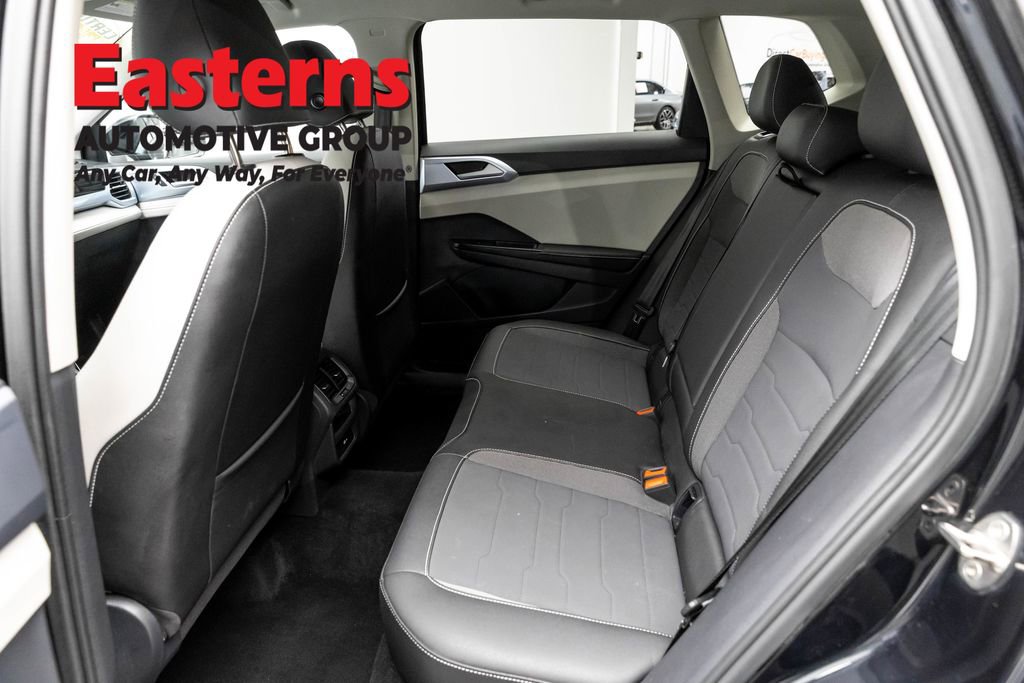 Used 2025 Volkswagen Taos SE FWD image 20