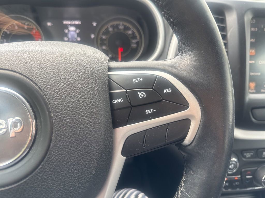 Used 2018 Jeep Cherokee Overland AWD/4WD image 14