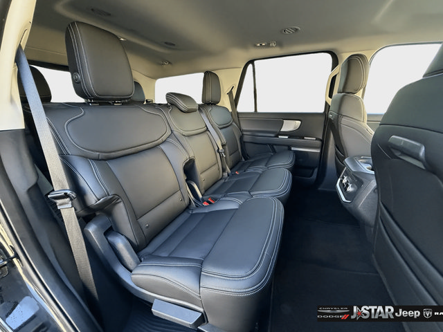 Used 2025 Ford Expedition Active AWD/4WD image 31