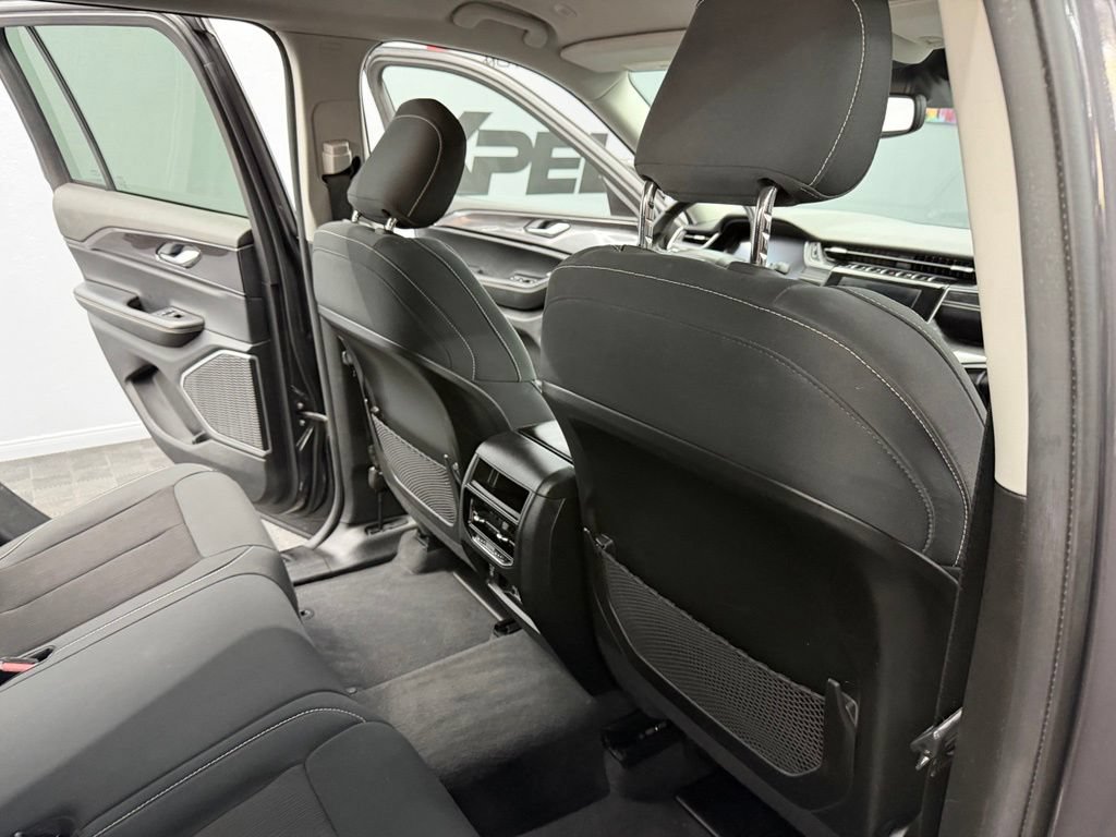 Used 2022 Jeep Grand Cherokee Laredo w/ Luxury Tech Group I RWD image 43
