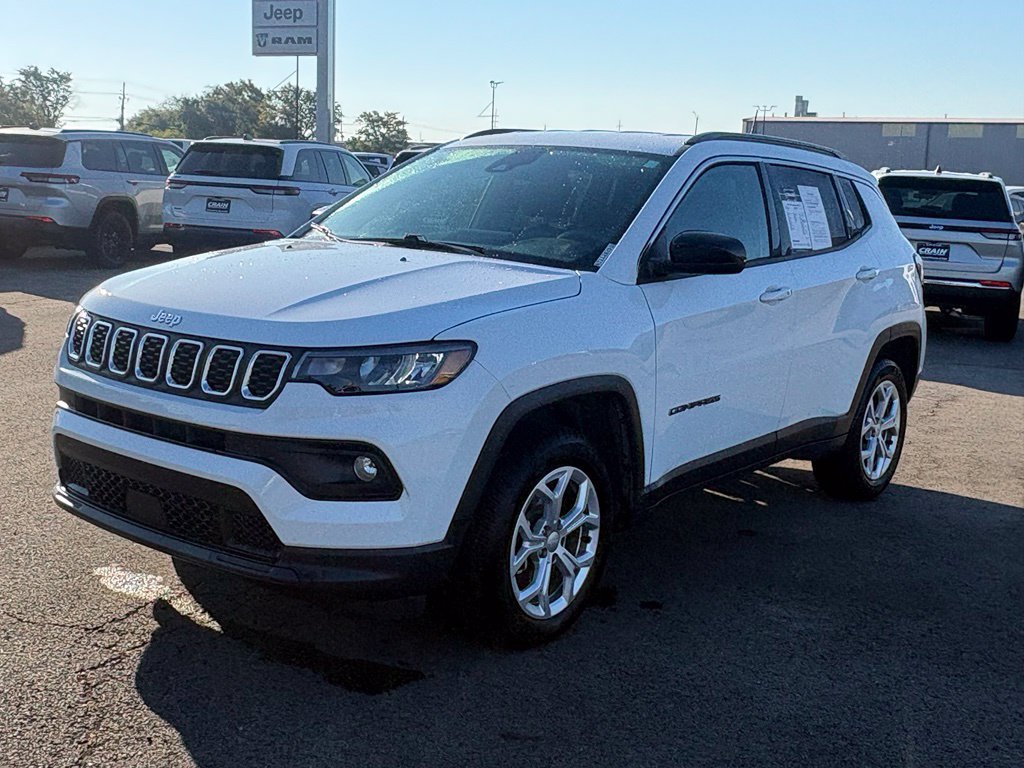 Used 2024 Jeep Compass Latitude AWD/4WD image 3