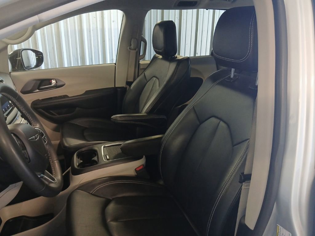 Used 2024 Chrysler Pacifica Touring-L FWD image 32