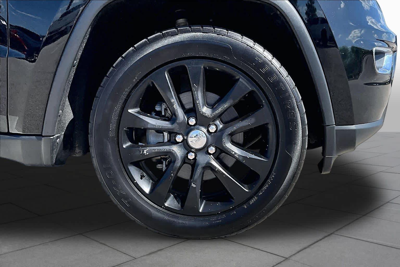 Used 2018 Jeep Grand Cherokee Laredo RWD image 11