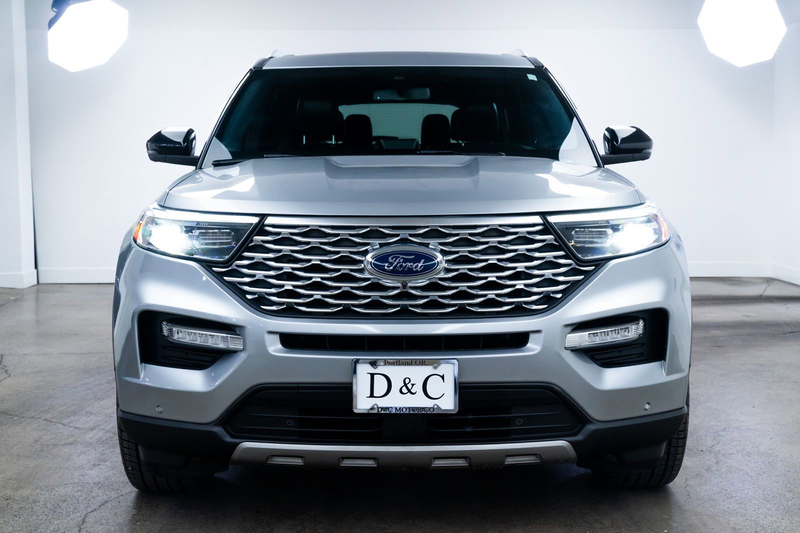 Used 2020 Ford Explorer Platinum w/ Premium Technology Package image 2