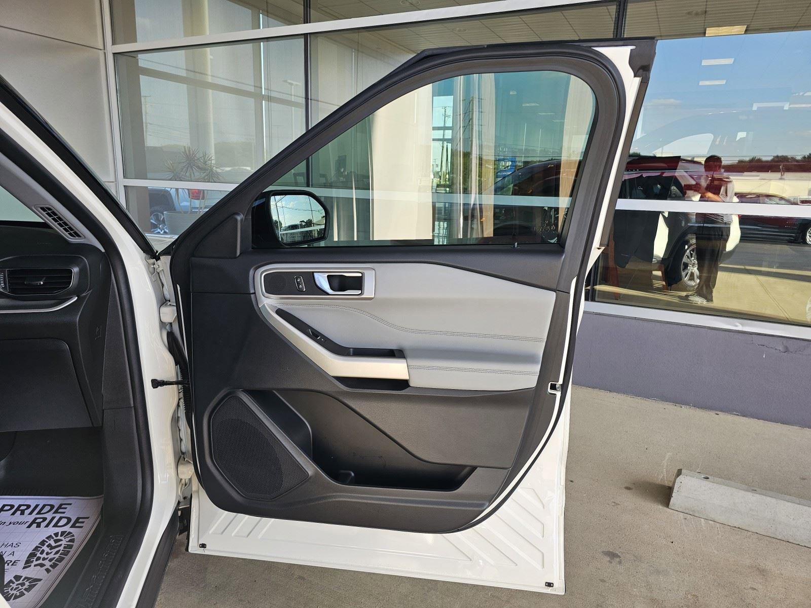 Used 2022 Ford Explorer XLT w/ Equipment Group 202A image 11