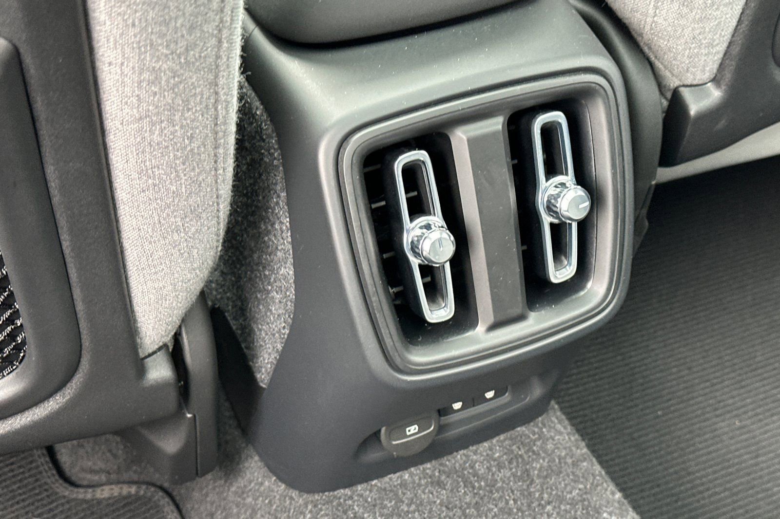 Used 2023 Volvo XC40 Recharge Ultimate image 13