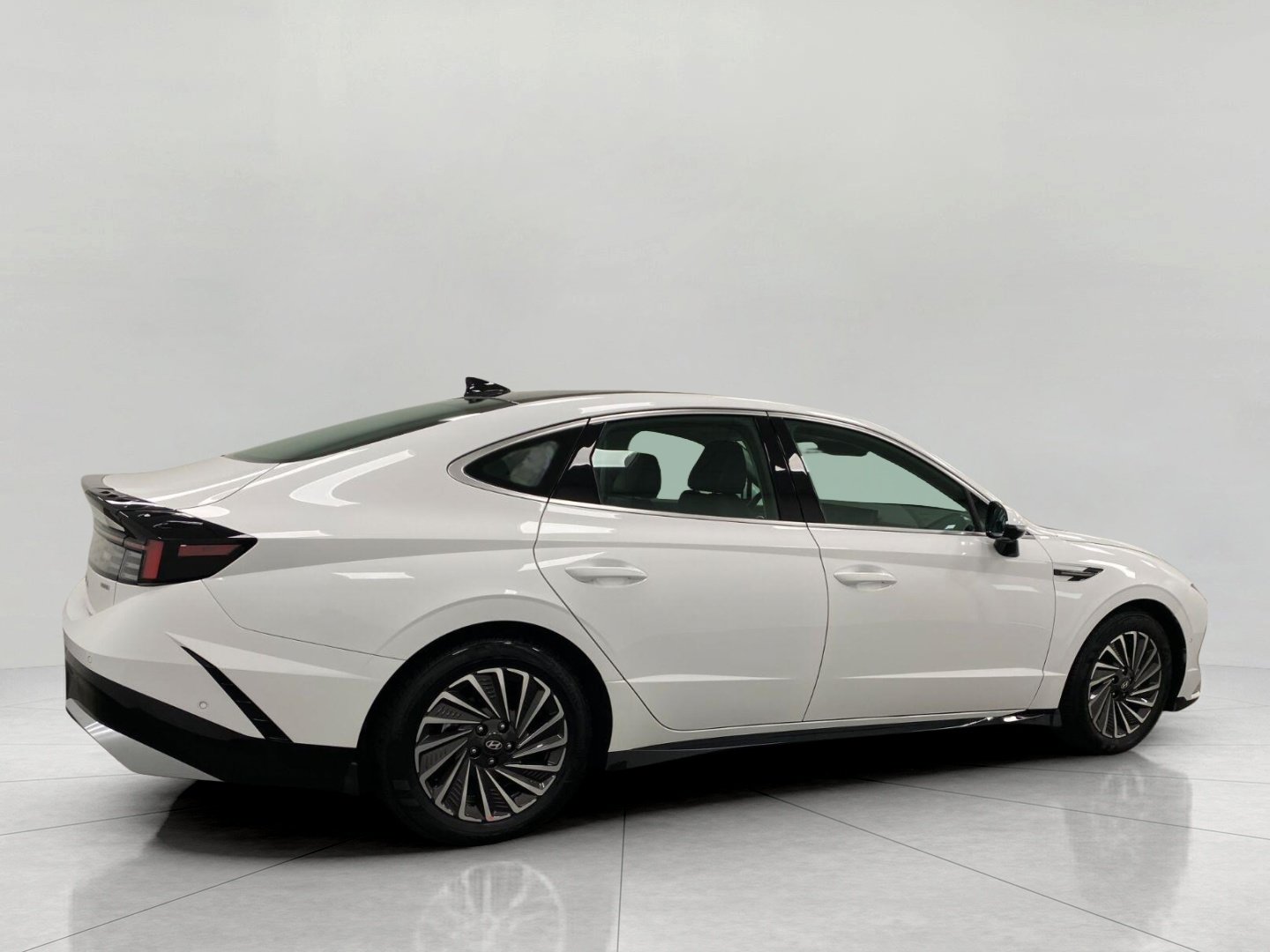 Certified 2025 Hyundai Sonata Limited FWD image 2