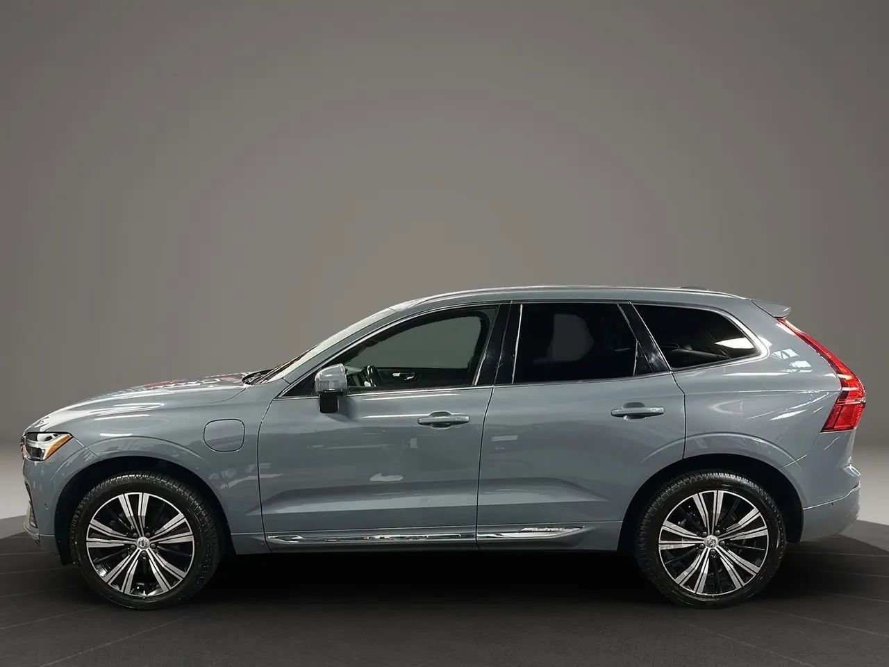 Used 2022 Volvo XC60 T8 Inscription w/ Advanced Package image 2