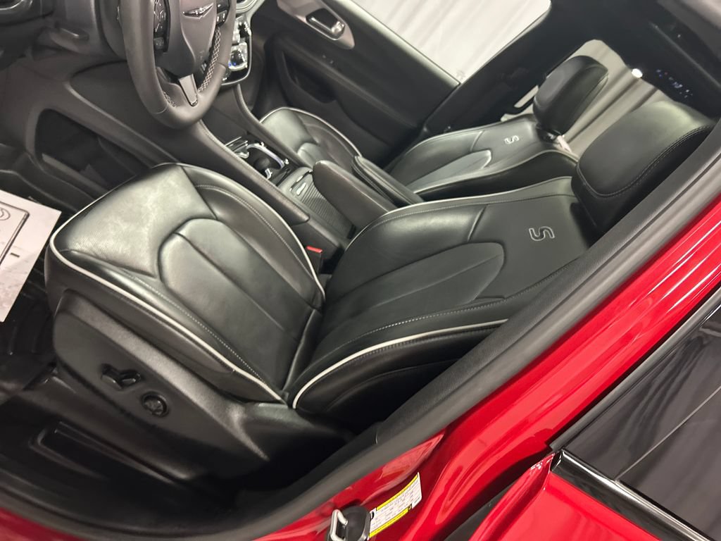Used 2025 Chrysler Pacifica Premium FWD image 12