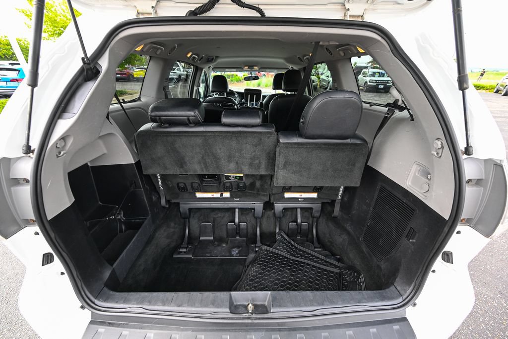 Used 2017 Toyota Sienna SE FWD image 16
