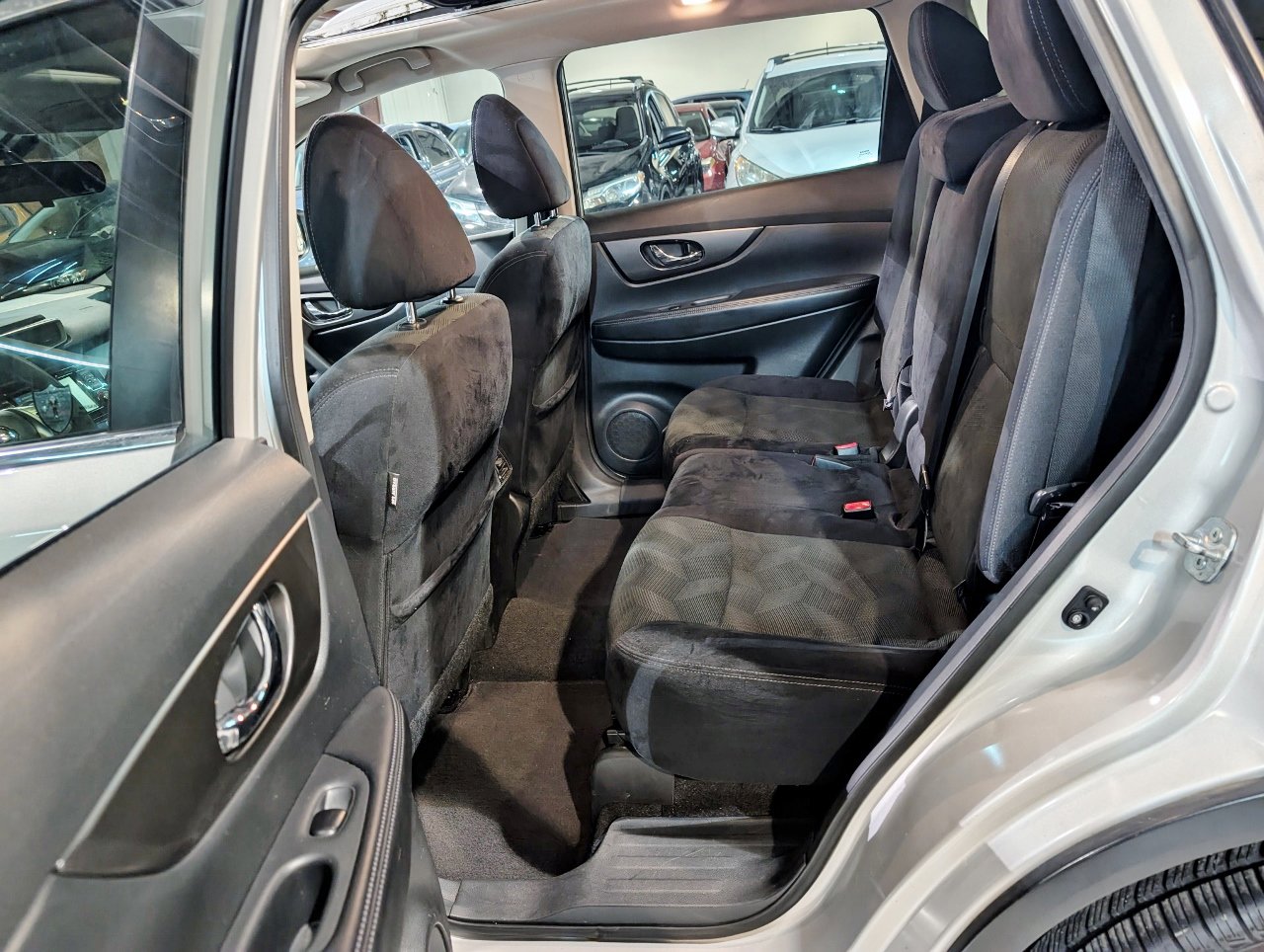 Used 2015 Nissan Rogue SV w/ SV Premium Package image 23