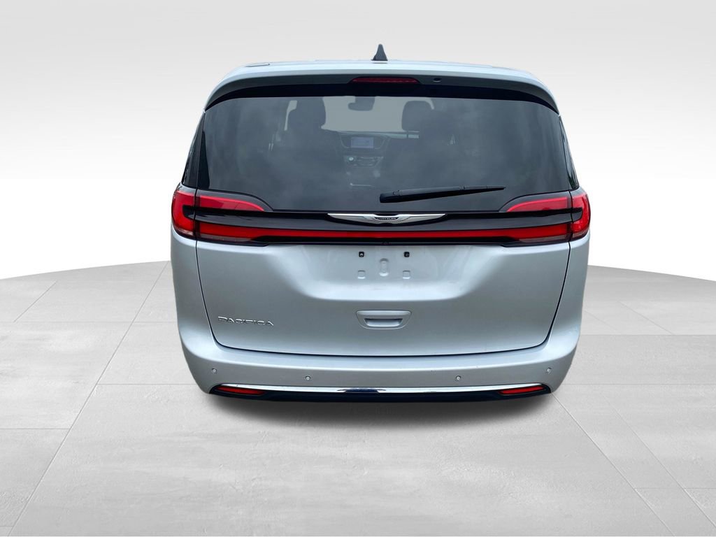 Used 2023 Chrysler Pacifica Touring-L FWD image 5