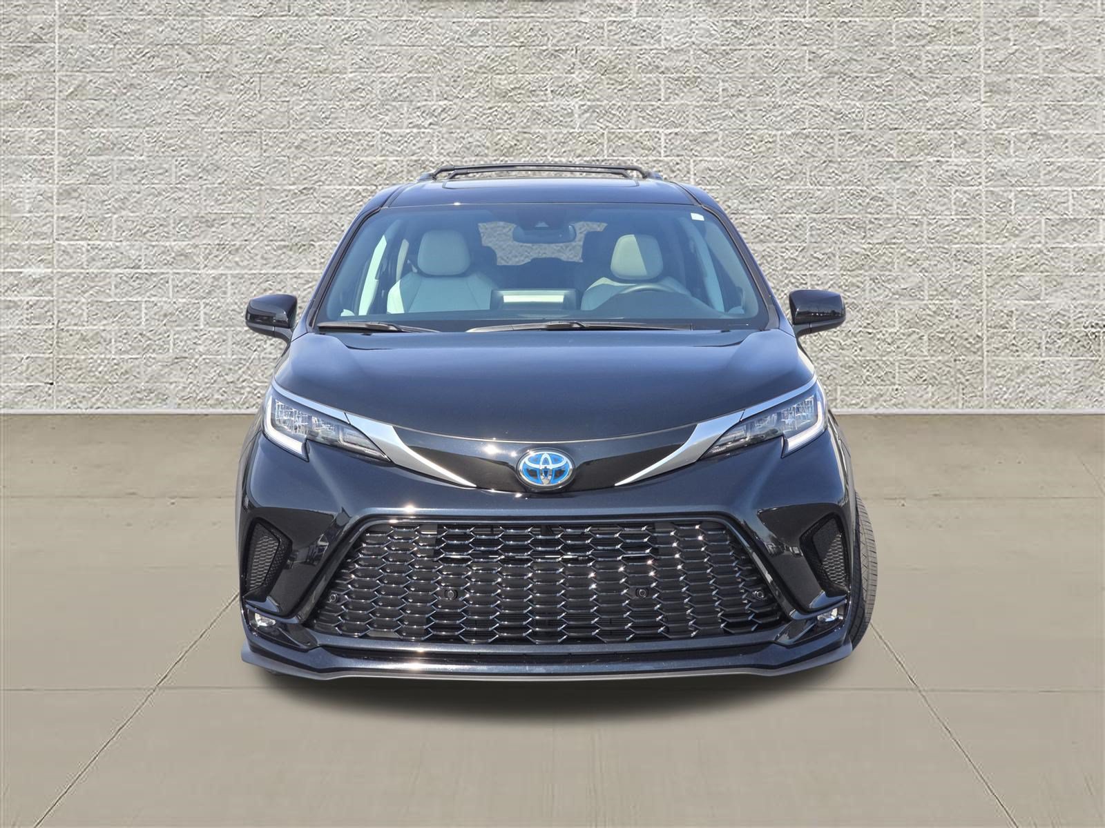 Used 2024 Toyota Sienna XSE w/ XSE Plus Package AWD/4WD image 2