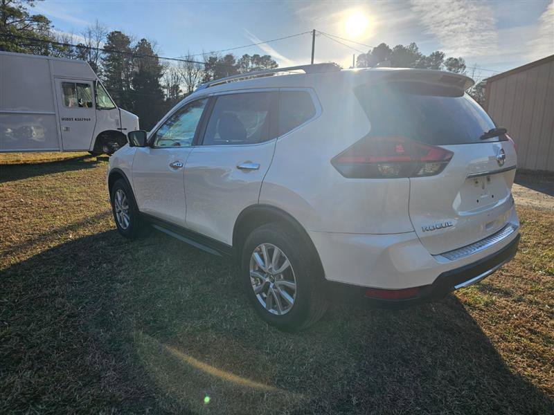 Used 2017 Nissan Rogue SV w/ SV Premium Package image 4