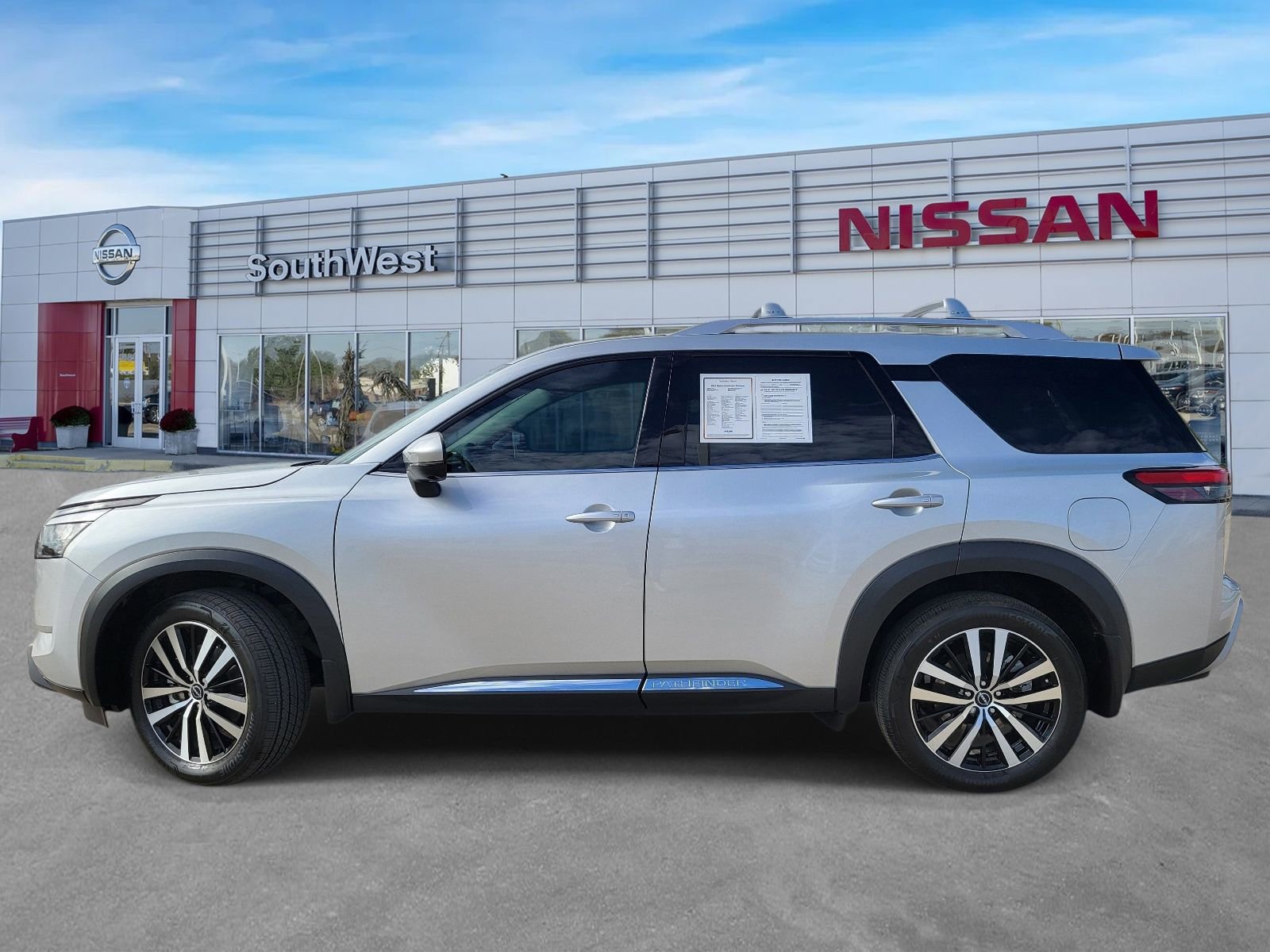 Certified 2025 Nissan Pathfinder Platinum w/ Cargo Package FWD image 9