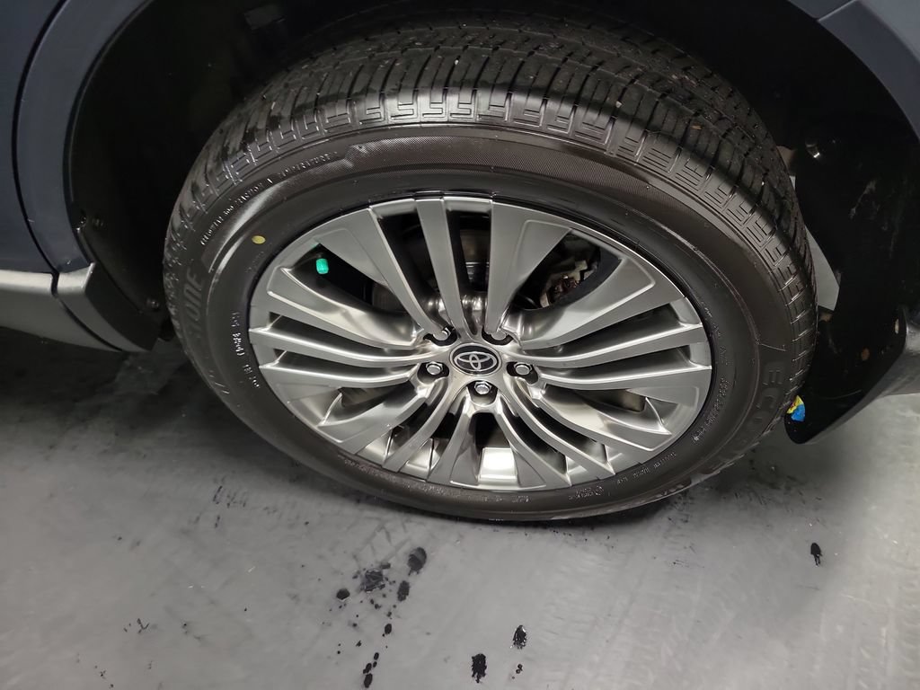 Used 2022 Toyota Venza XLE AWD/4WD image 12