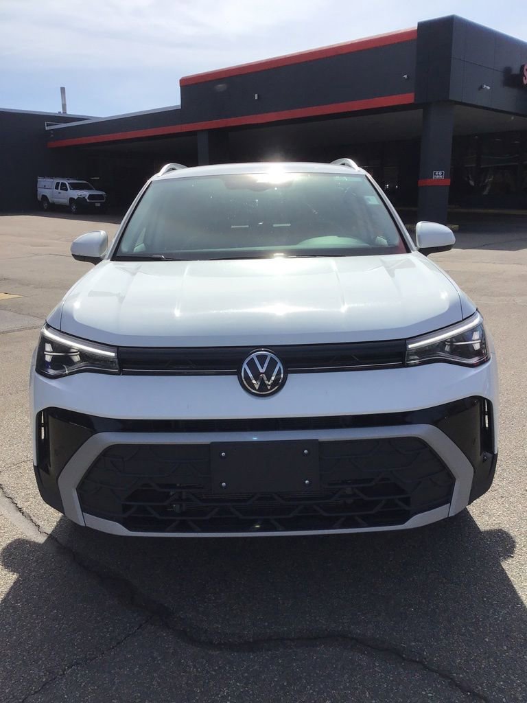 Used 2025 Volkswagen Taos SE AWD/4WD image 2