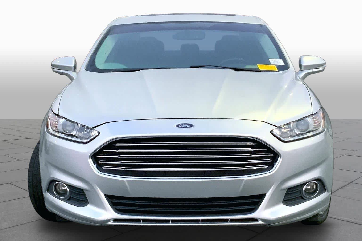 Used 2016 Ford Fusion SE w/ Equipment Group 202A FWD image 4