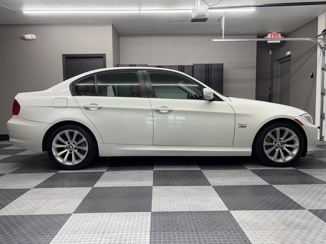 Used 2011 BMW 328i xDrive Sedan AWD/4WD image 6
