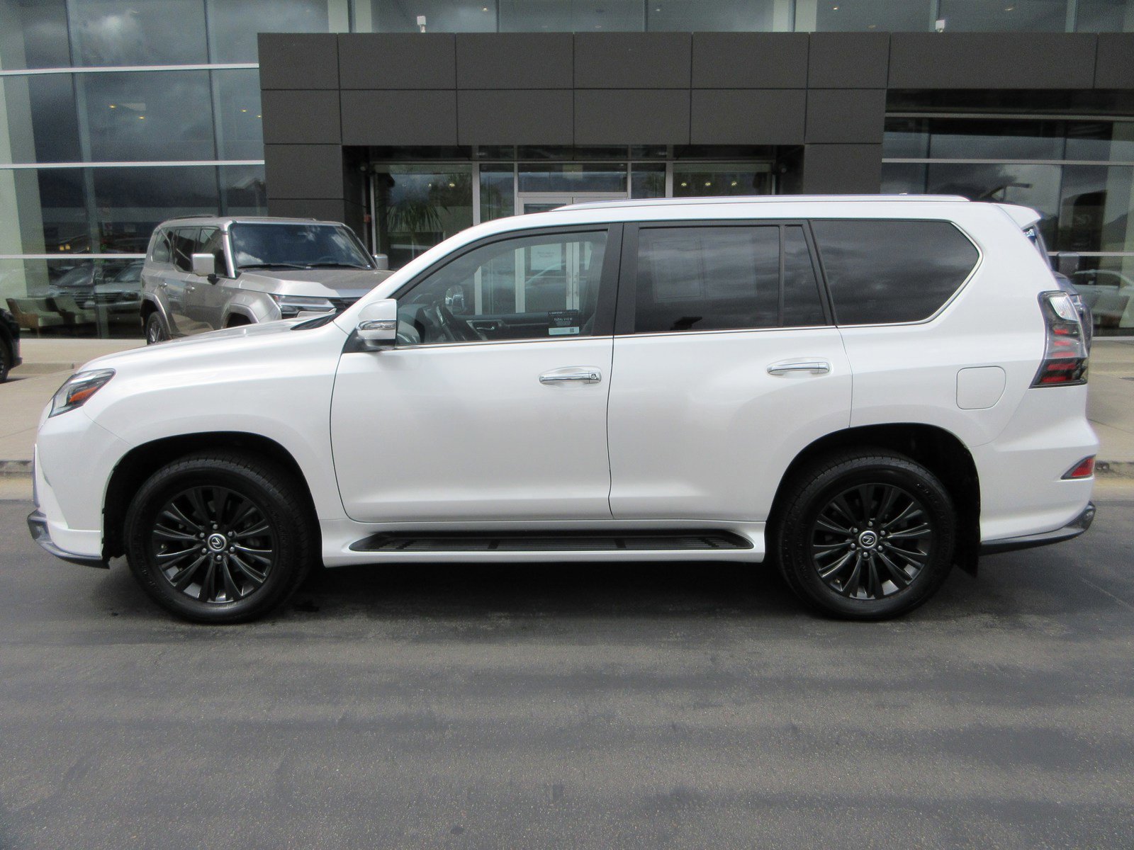 Used 2023 Lexus GX 460 Luxury w/ Sport Design Package AWD/4WD image 3