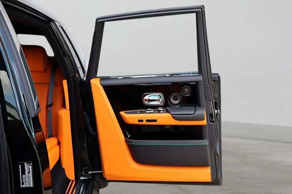 Used 2023 Rolls-Royce Phantom Sedan w/ Leather Finishing Pack RWD image 18