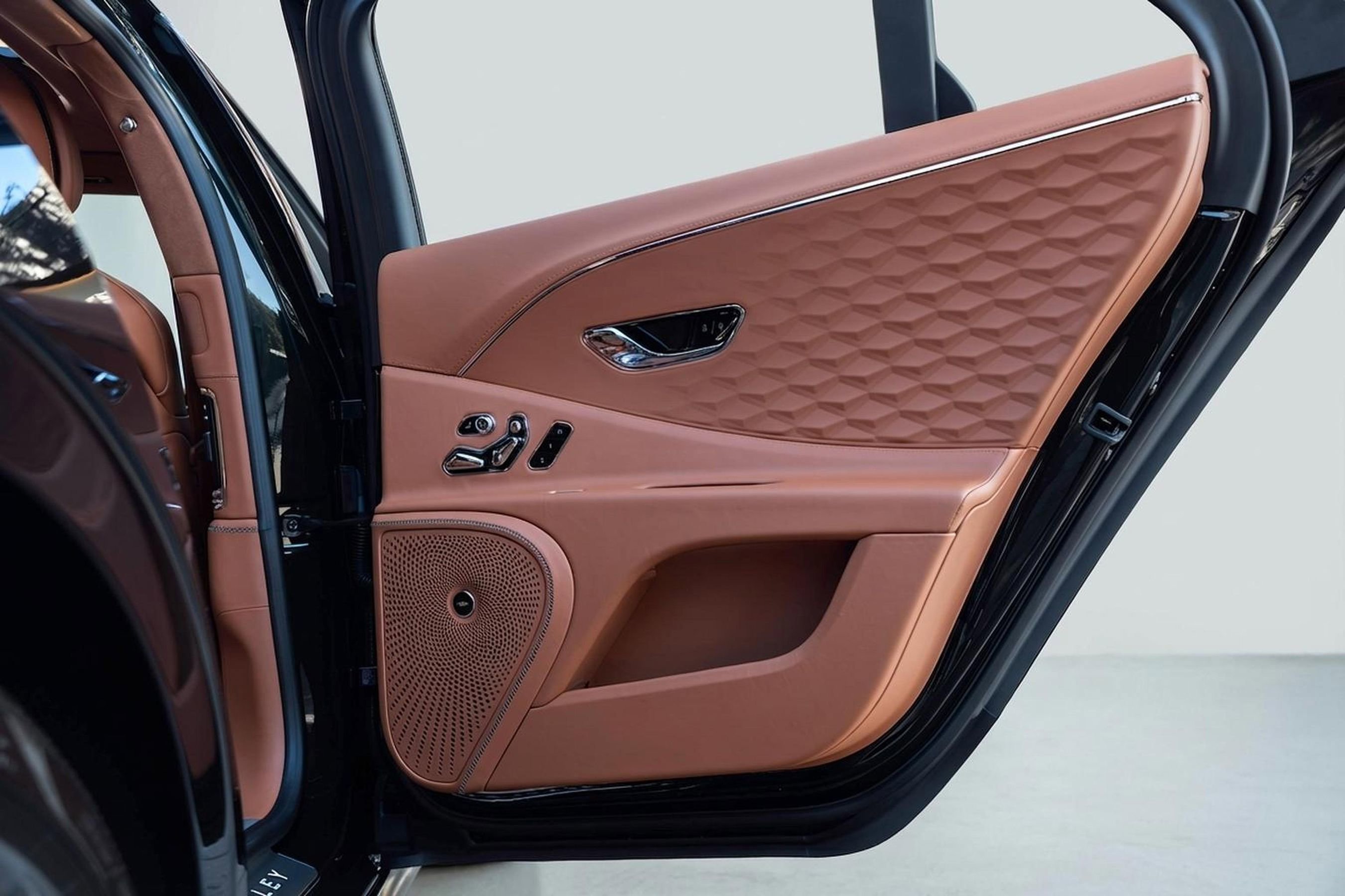 Used 2025 Bentley Flying Spur Plug-In Hybrid image 18